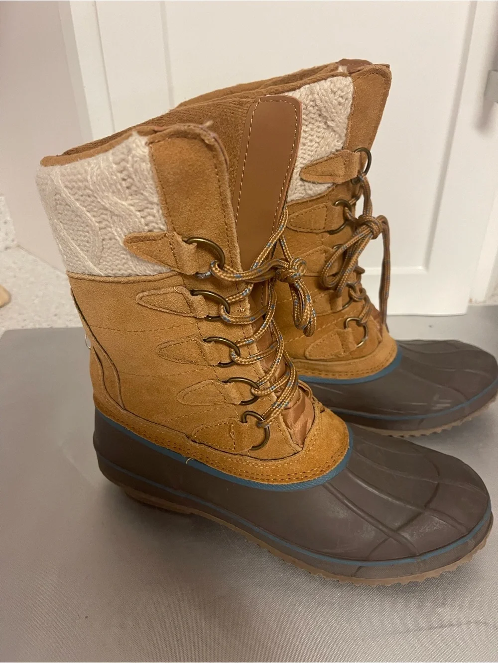 KHOMBU Women’s Brown and Tan Waterproof Lace-Up Winter Boots Suede & Rubber Sz 9